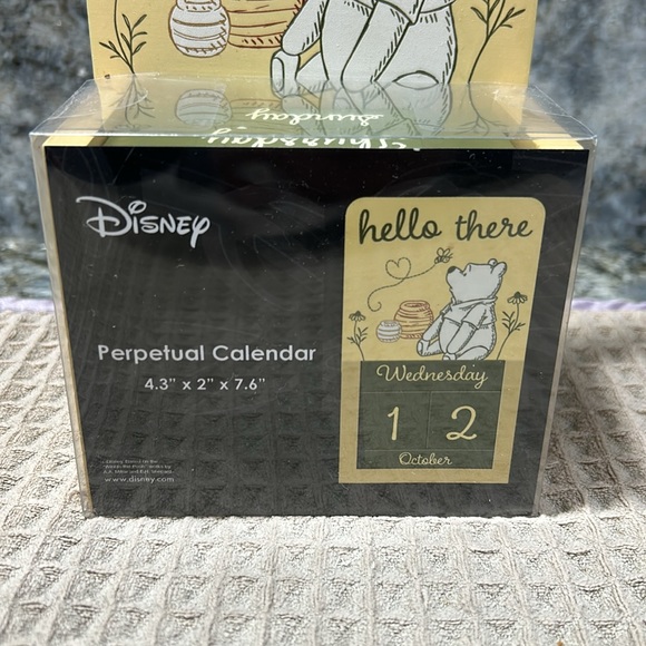 Disney Winnie the Pooh Perpetual Desk Calendar - Picture 3 of 4